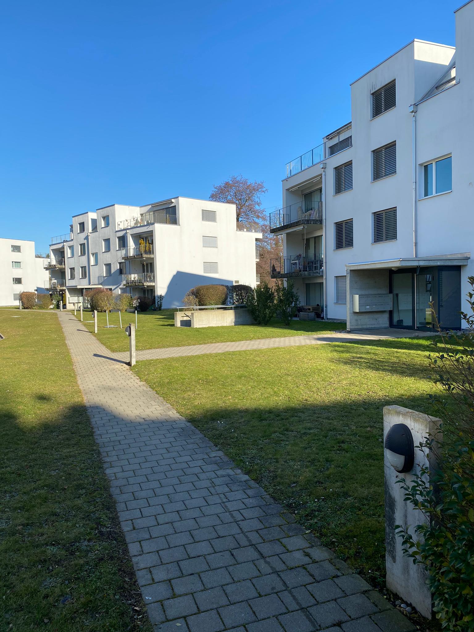 Gepflegter Weg einer Wohnüberbauung