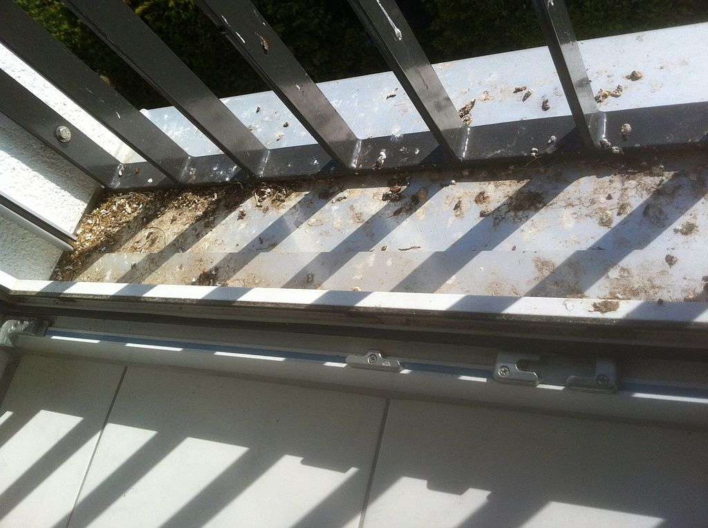 Balkon mit Schmutz vor der Reinigung