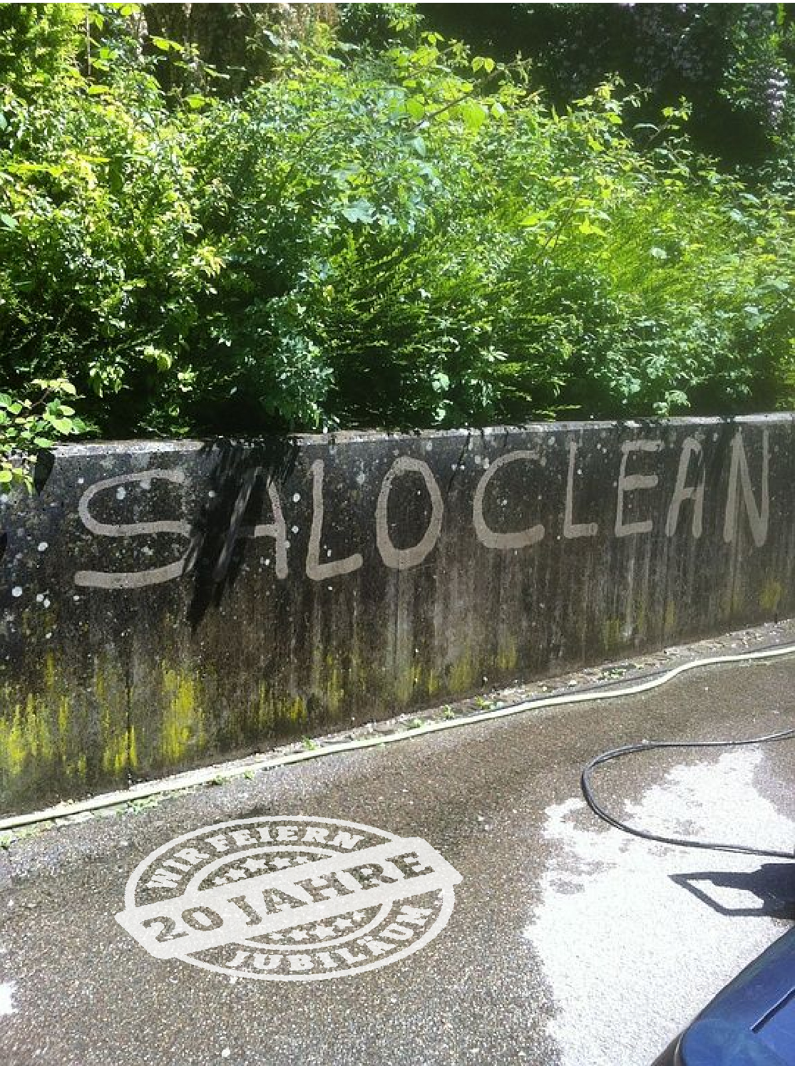 Mauer, in die der Schriftzug Salo Clean und der Jubiläumsstempel 20 Jahre gereinigt wurden