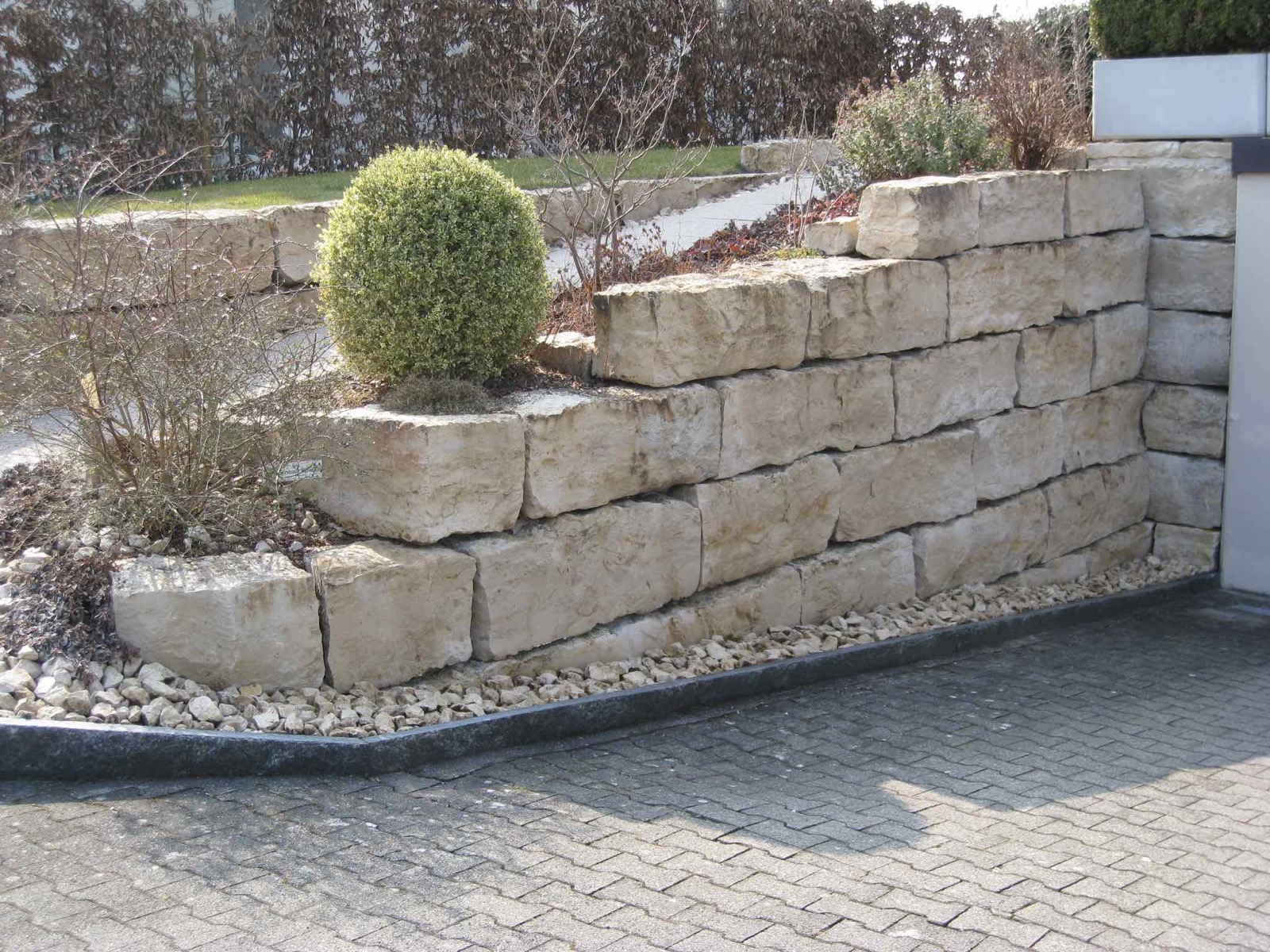 Natursteinmauer und Gartenweg
