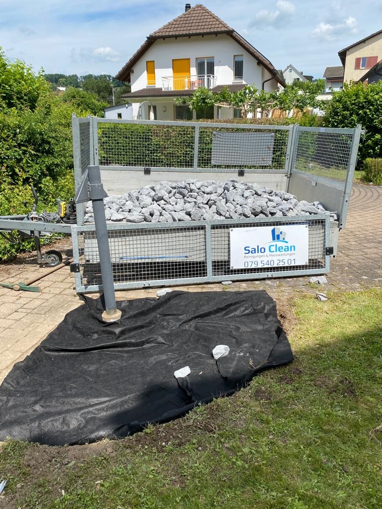Anhänger mit Steinen und Salo-Clean-Aufkleber