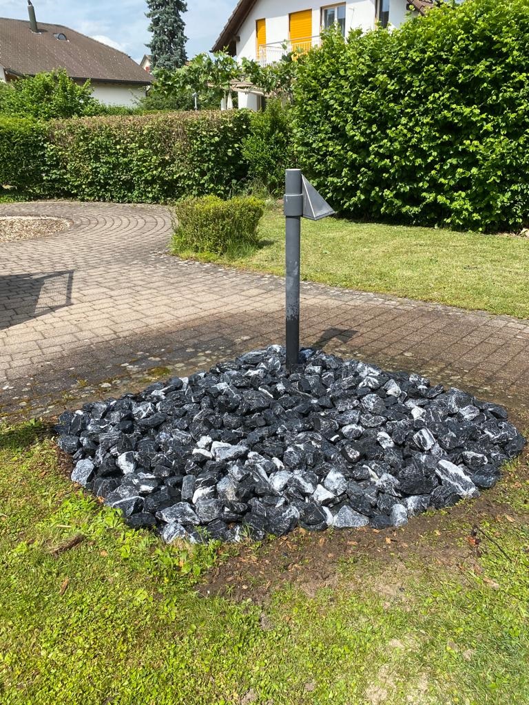Fertiger Steingarten mit dunklem Kies