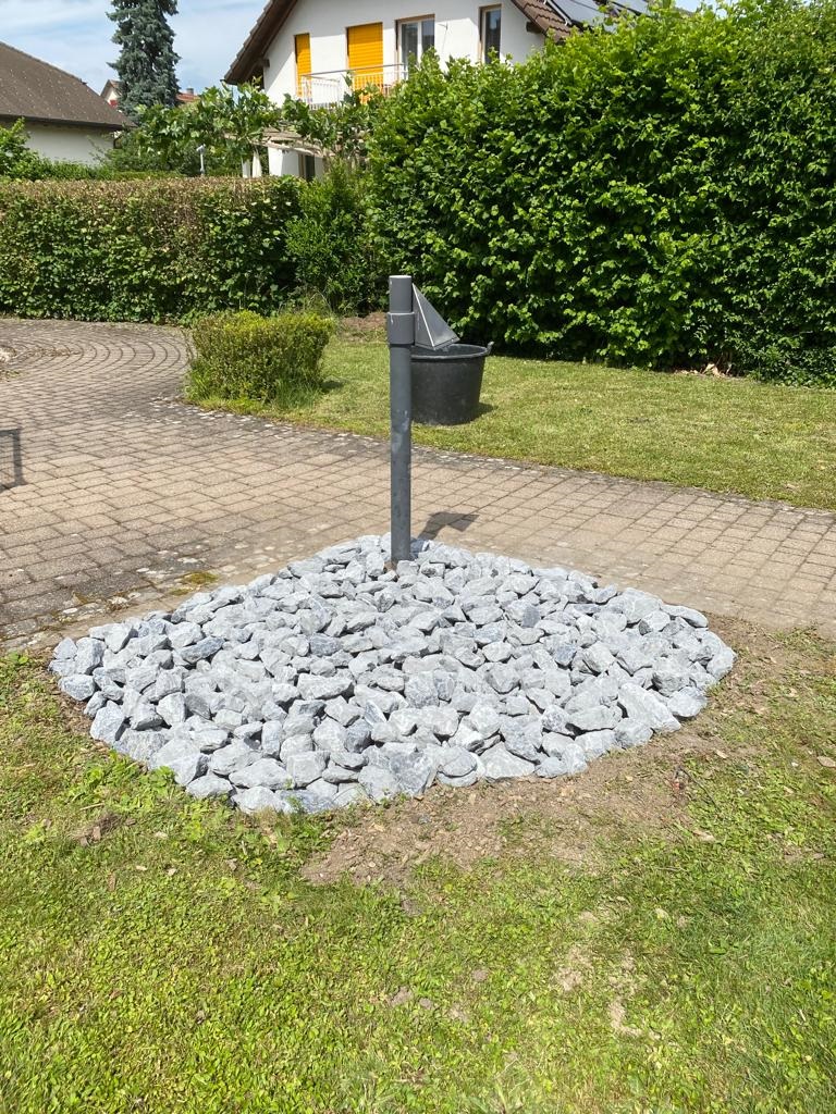 Neu angelegter Steingarten um eine Gartenleuchte
