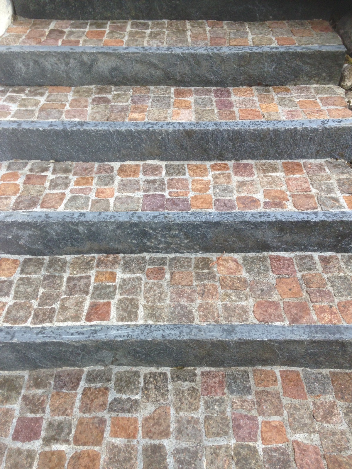 Gereinigte Treppe mit Pflastersteinen